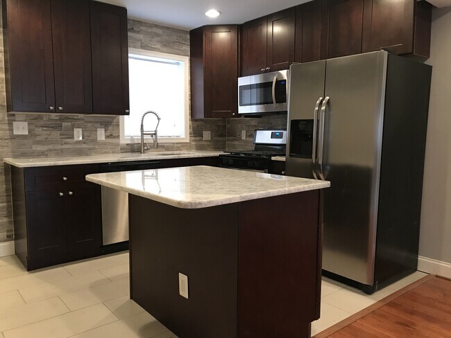 Building Photo - Charming 2 Bedroom/2.5 Bathroom Townhome in Highlandtown, MD!