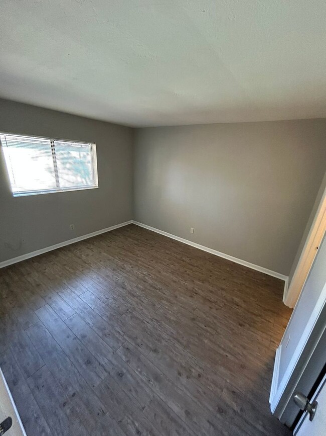 Building Photo - 2 BR/2 BA Condo with a Pool on Southside S...