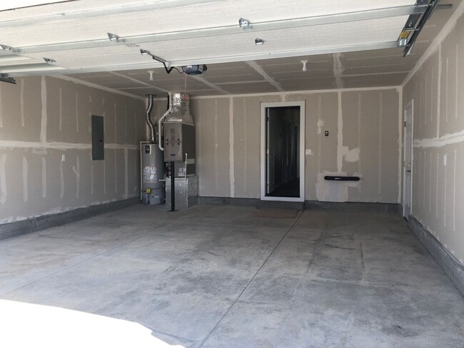 Building Photo - 2 Bedroom in NE Bend