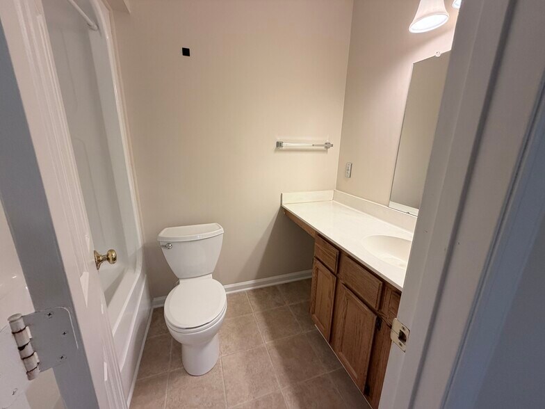 Building Photo - 33 Forest Green Dr