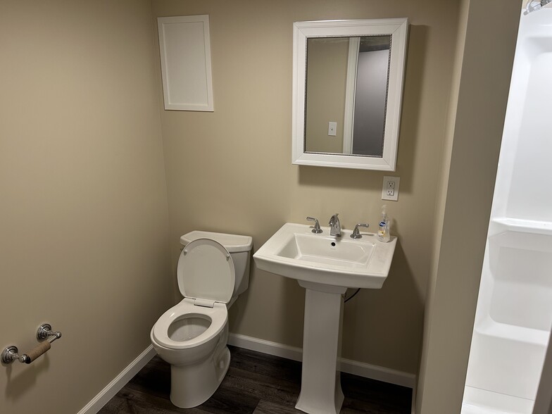 2nd Bathroom - 406 Hickory Cir
