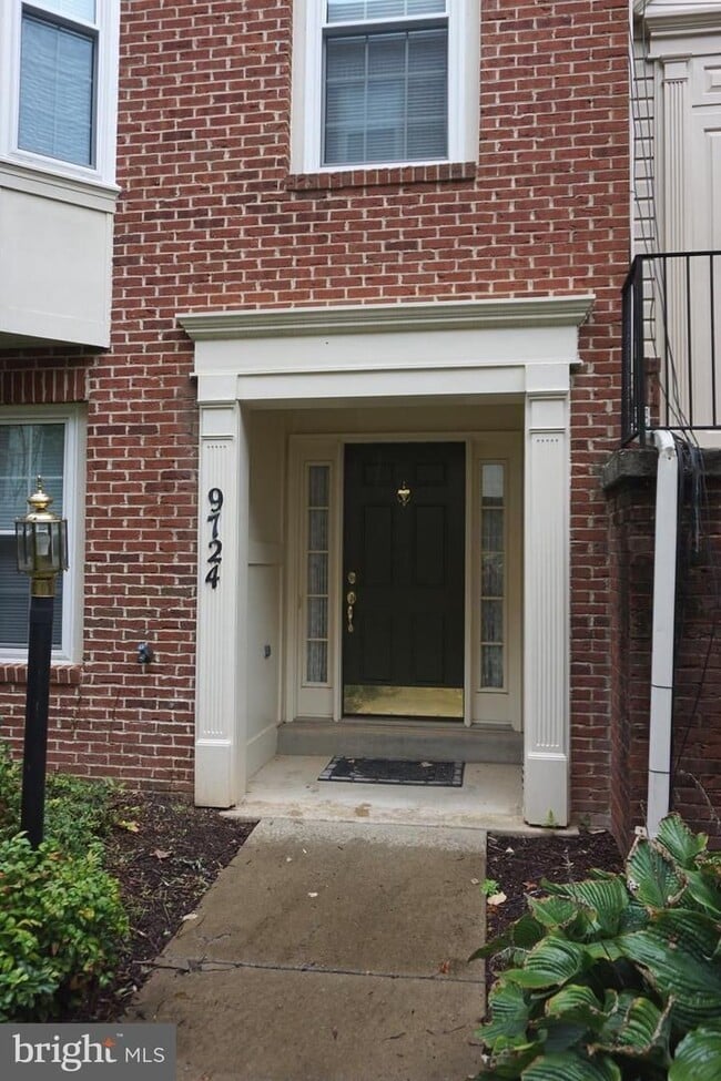 Building Photo - Beautiful Townhouse in Washingtonian Center