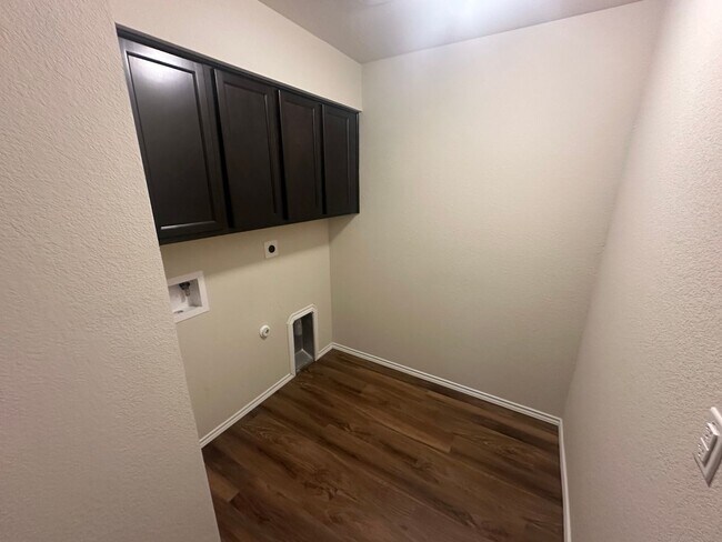 Building Photo - AVAILABLE NOW ! 1 WEEK FREE MOVE IN SPECIAL