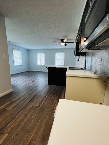 combined living room kitchen - 1316 E 25th Ter