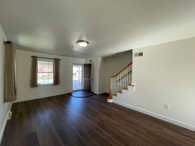 Building Photo - 3 Bedroom Townhome in Lancaster!