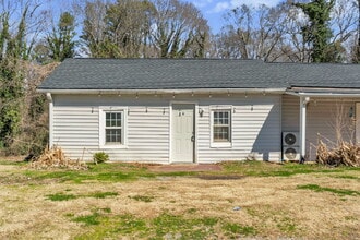 Building Photo - 2BR/1BA Triplex apartment home move-in ready!! $850/mo**