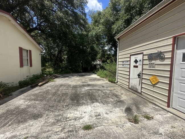 Building Photo - Rent Includes Electric and Water