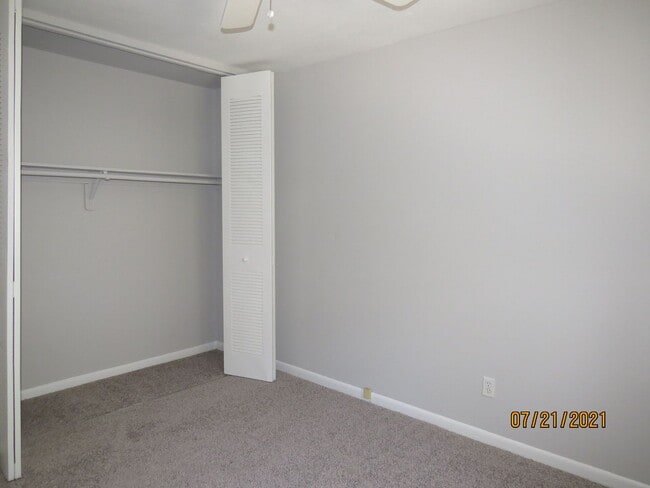 Building Photo - 2 BEDROOM 1 BATHROOM CONDOMINIUM IN OAK BR...