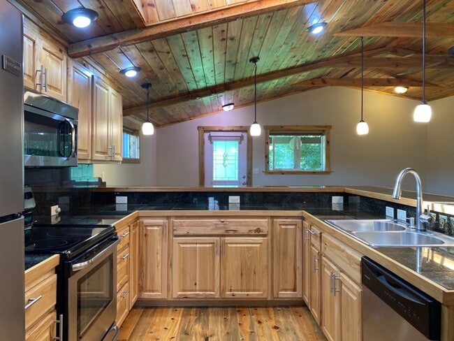 Building Photo - Updated Old Town 3 Bed 2 Bath Home w/ fenced yard and 1 car garage