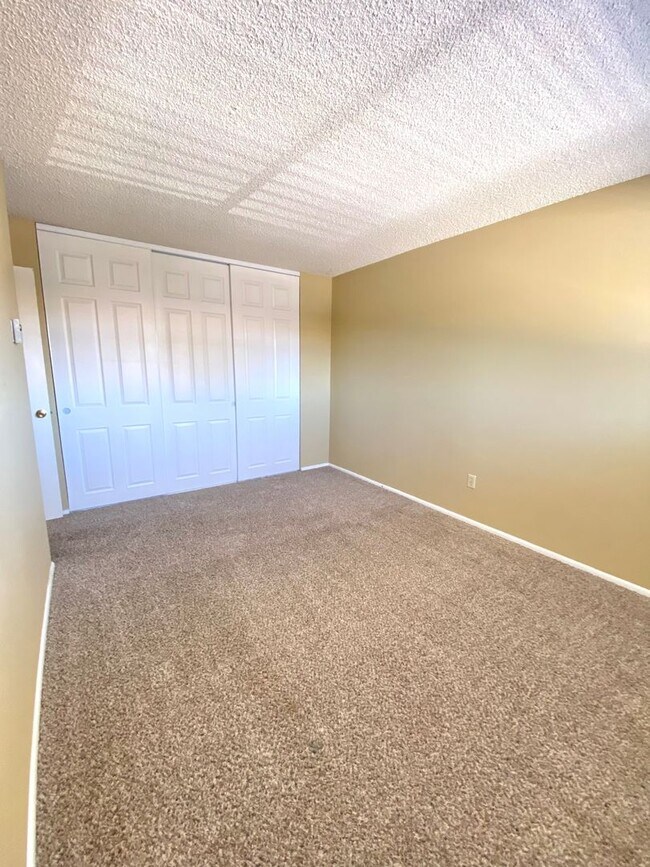 Building Photo - 464 Smithridge Park