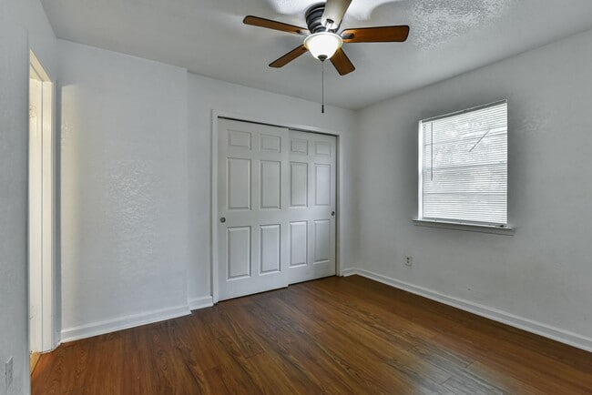 Building Photo - 1128 Royal Crest Dr