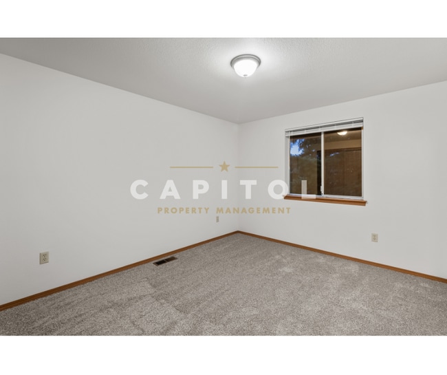 Building Photo - 1404 5th Ave SW