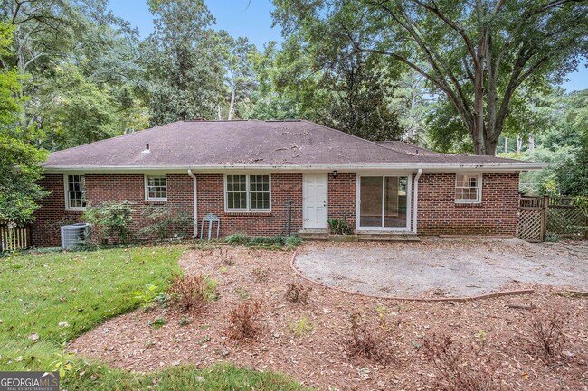 Building Photo - 388 Lakemoore Dr NE
