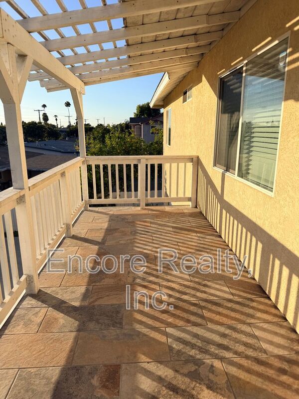 Building Photo - 1379 Monserate Ave