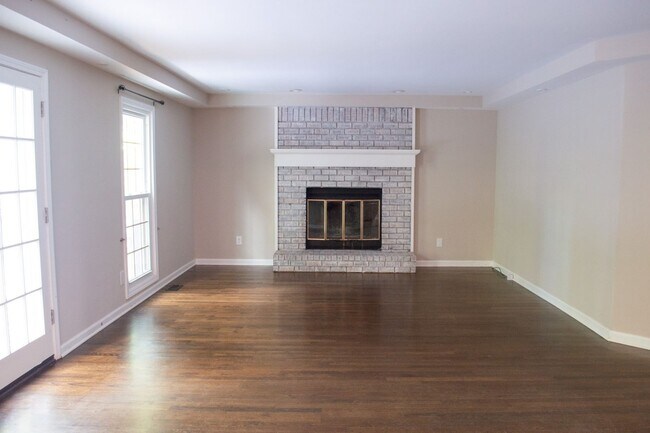 Building Photo - 1930 Oak Ridge Ct