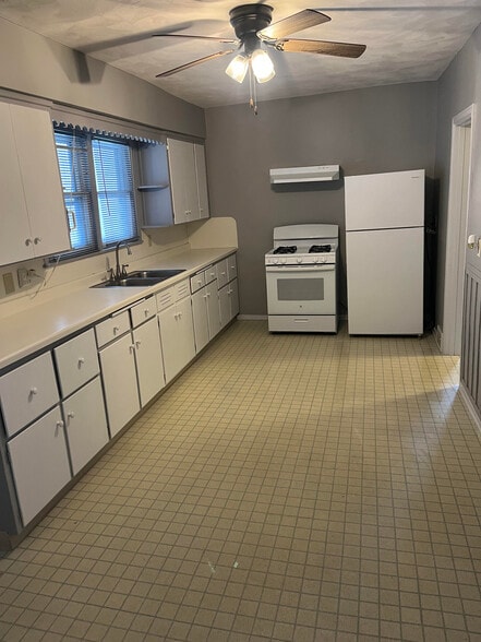 Kitchen - 209 E Wisconsin St