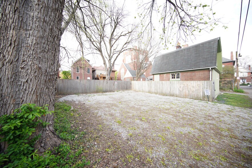 Building Photo - 112 W Ormsby Ave