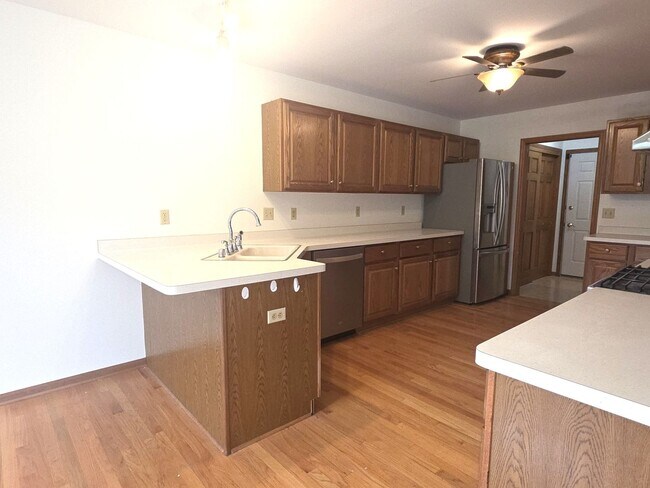 Building Photo - 3207 S Ridge Crest Ct