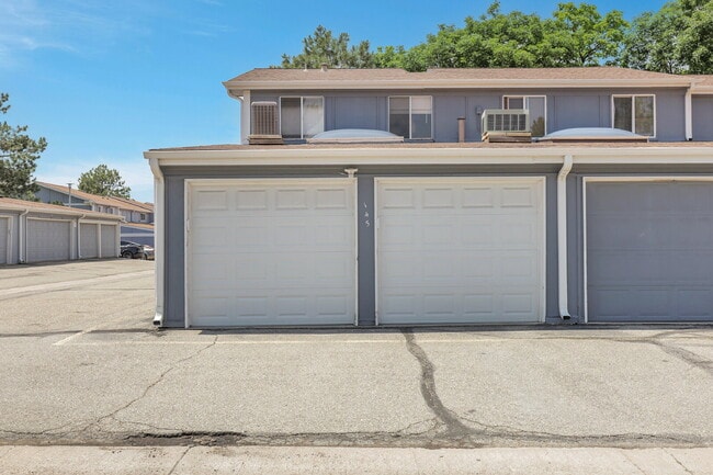 Building Photo - $1,995.00, 3 bed, 1.5 bath, located in Aur...