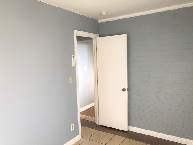 Building Photo - 447 E Merlayne Dr