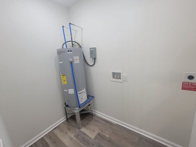 Building Photo - 2122 Circular Dr