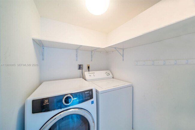 Building Photo - 5415 Collins Ave