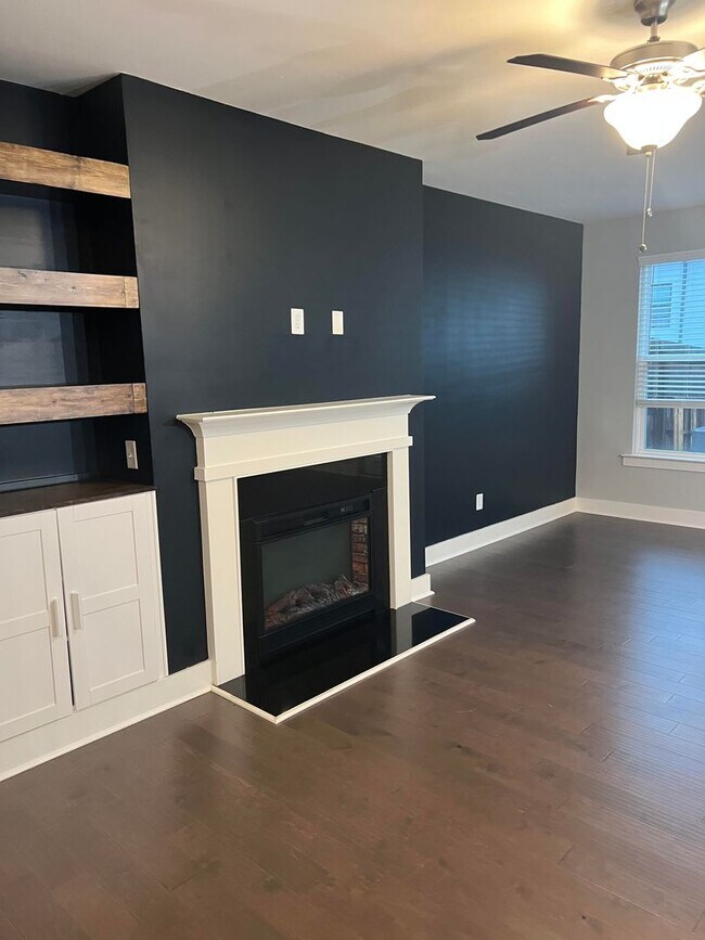 Building Photo - LEASING SPECIAL!! Townhome Available Now i...