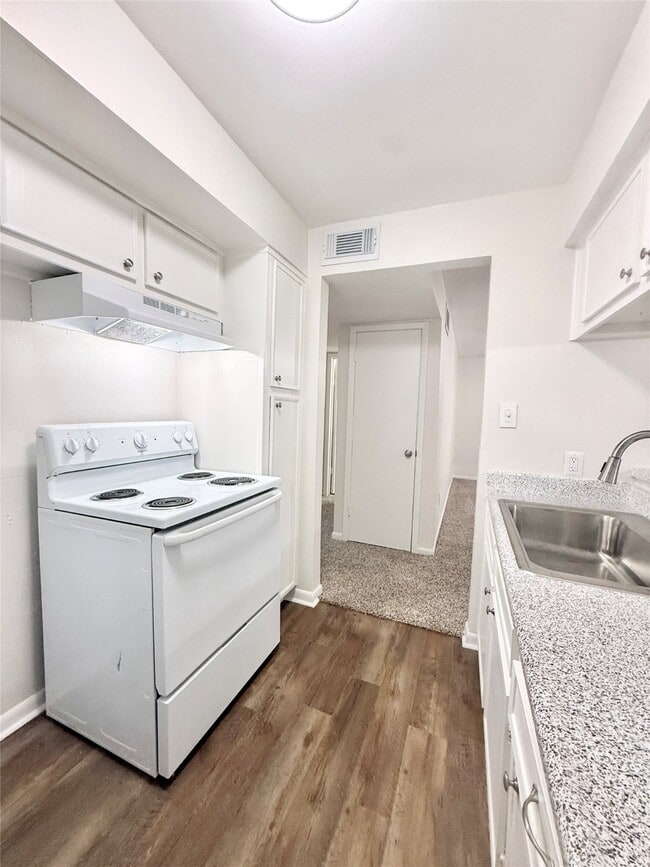 Building Photo - 321 E Cedar St