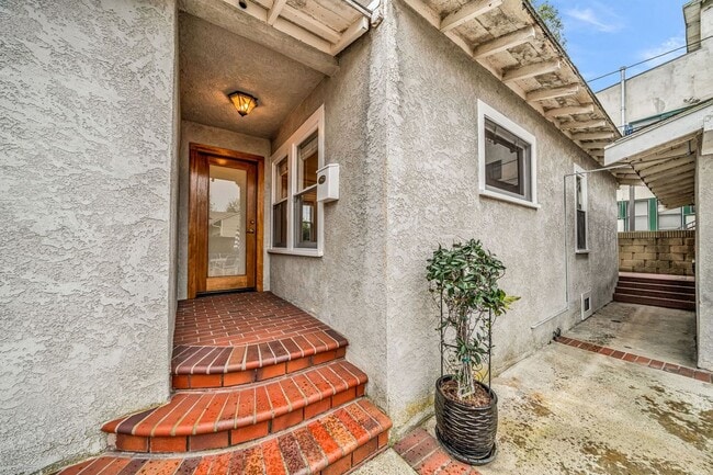 Building Photo - 239 1/2 Coronado Ave