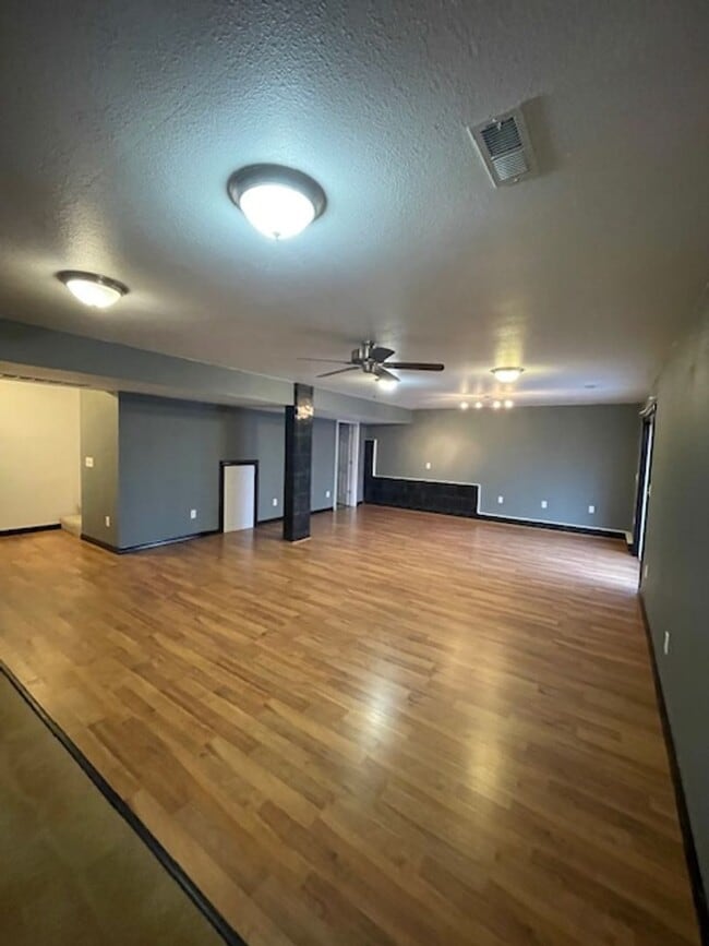 Building Photo - Beautiful 3 bedroom 3 bathroom!!
