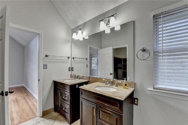 Building Photo - 1112 Ashbury Dr