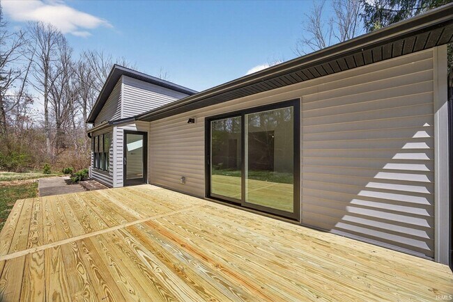 Building Photo - 4620 S Woodbine Dr