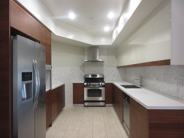 Primary Photo - 220 E Broadway