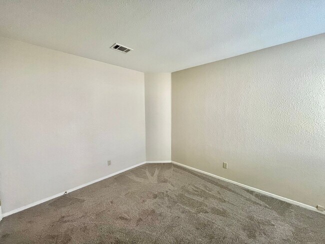 Building Photo - Gorgeous 4 Bedroom Home with Pool & Spa Located in The Lakes