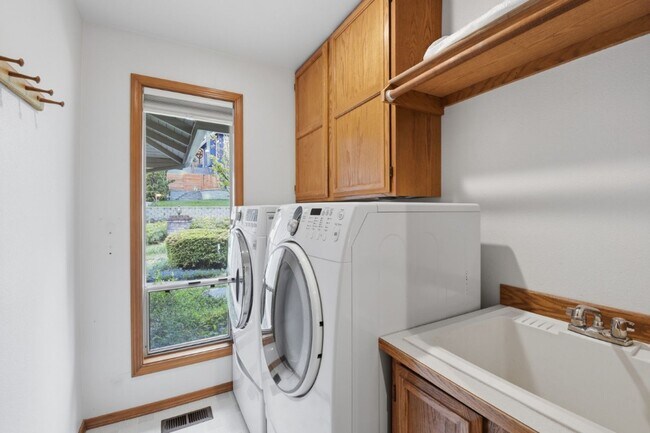 Building Photo - 4Bd/3.5Ba Sammamish Home