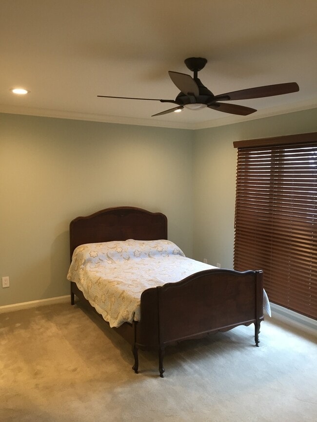Building Photo - Gorgeous Updated 2BR 3BA Town house