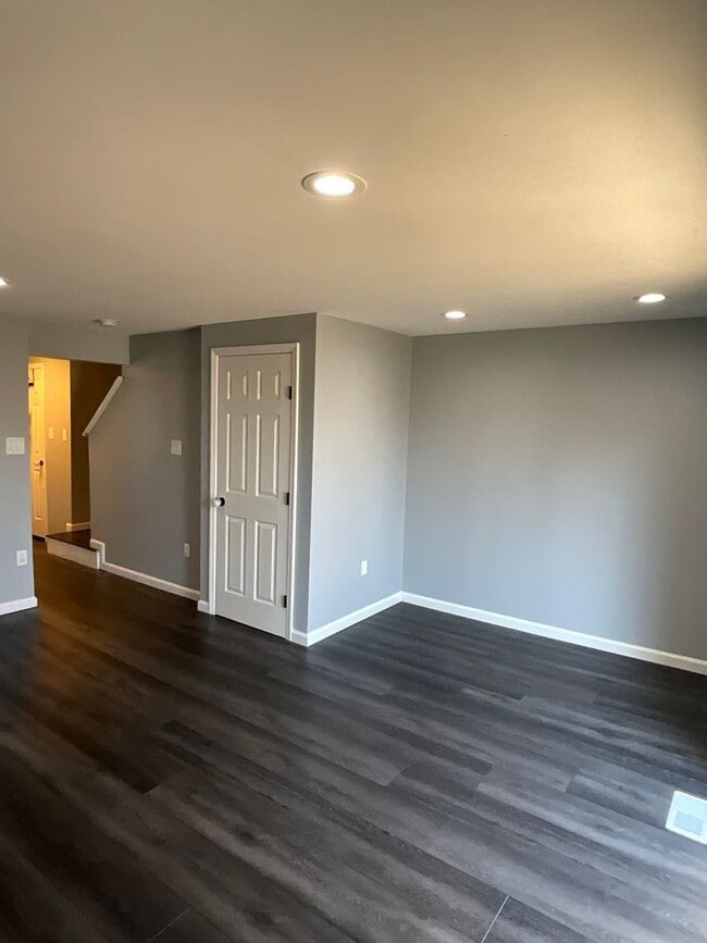 Building Photo - Beautiful 2BR 2BA 3 level townhome located in the Bowling Brook Farms Community