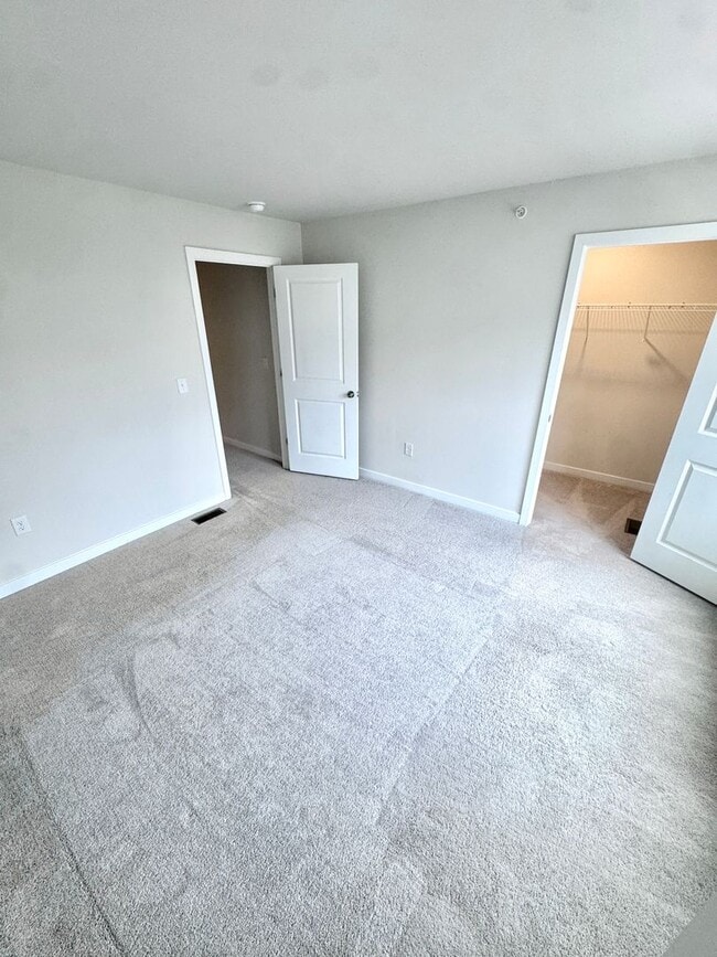 Building Photo - THREE BEDROOM/2.5 BATH TOWNHOME in Southern Lehigh School District