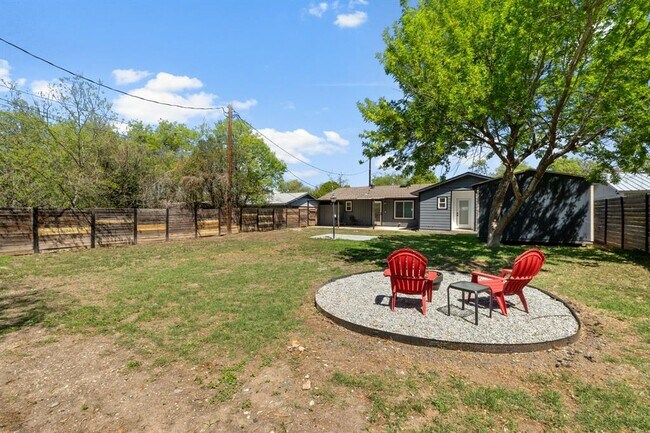 Building Photo - 1113 S Meadows Dr