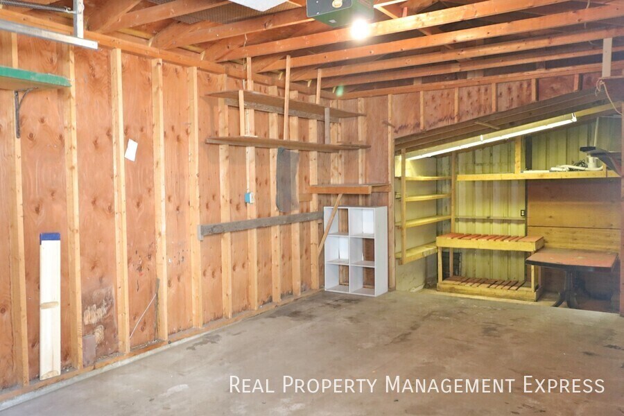 Building Photo - Beautiful 3 bedroom 2 bathroom home near d...