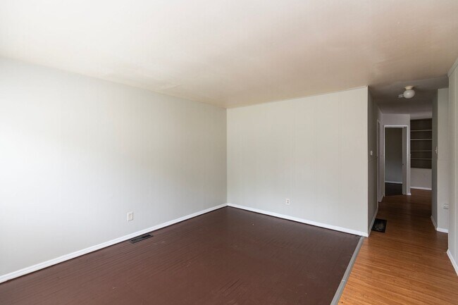 Building Photo - Lovely 3 Bedroom, 1 Bathroom Home