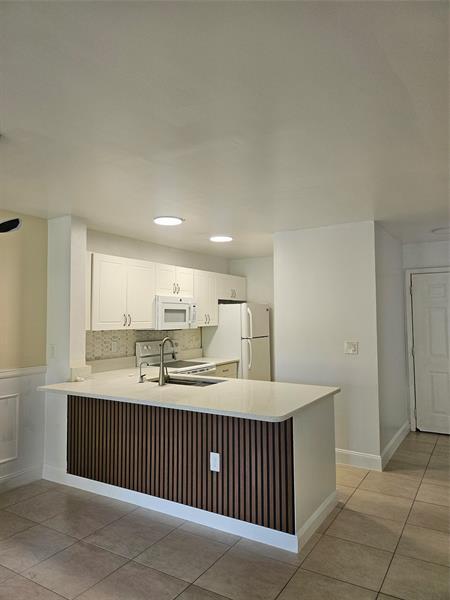 Building Photo - 4831 Via Palm Lakes