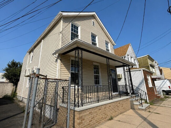 Building Photo - 9 Silver St