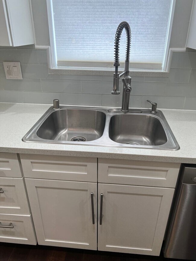 Building Photo - 3 bed/2 bath Jose Home Near HW 85 at Almad...