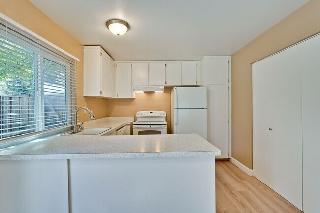 Building Photo - Remodeled 2 Bed 1 Bath Condo!