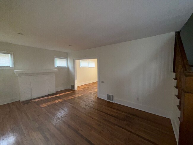 Building Photo - Open House Schedule Mon 9.8.25 @ 12:00pm, ...