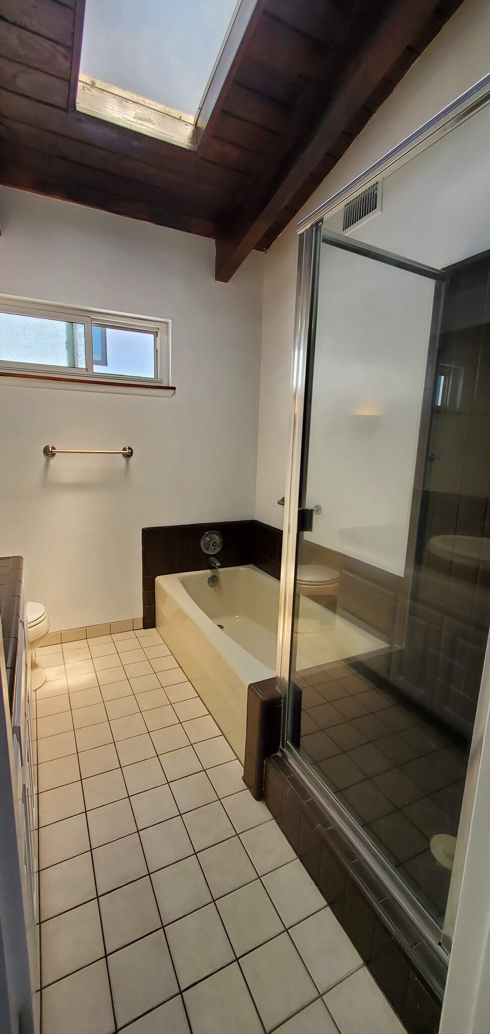 BATH RM WITH BOTH TUB AND SHOWER - 3820 Ocean Dr