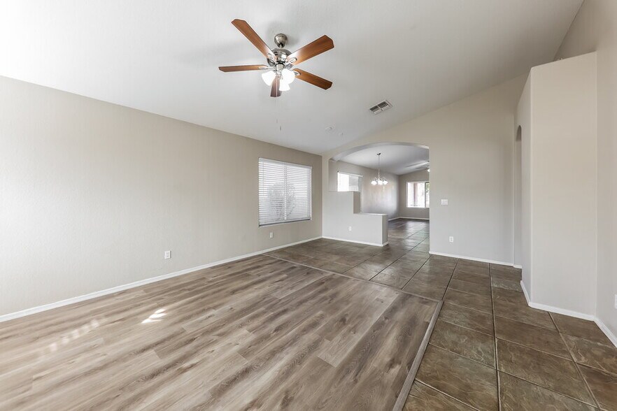 Building Photo - 8228 W Behrend Dr