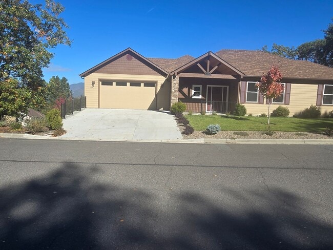 Building Photo - 3 bedroom 2.5 bathroom Custom Built Home