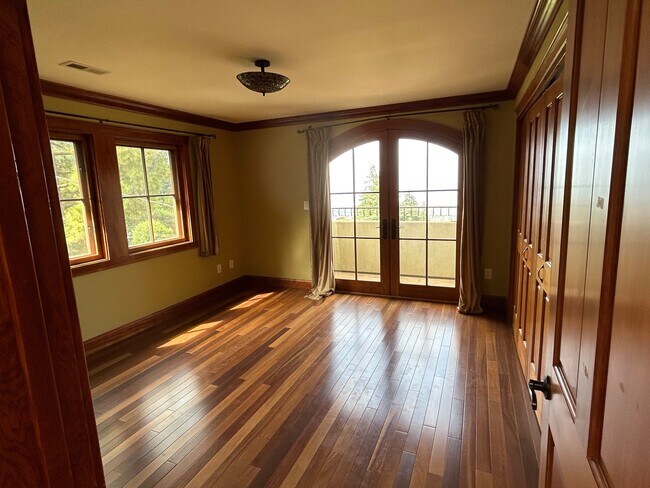 Building Photo - 1285 Campus Dr